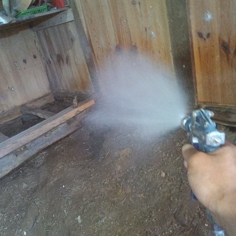 地面にシロアリ駆除剤を散布