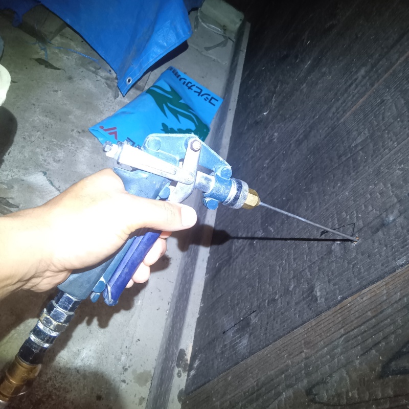 床にシロアリ駆除剤を注入