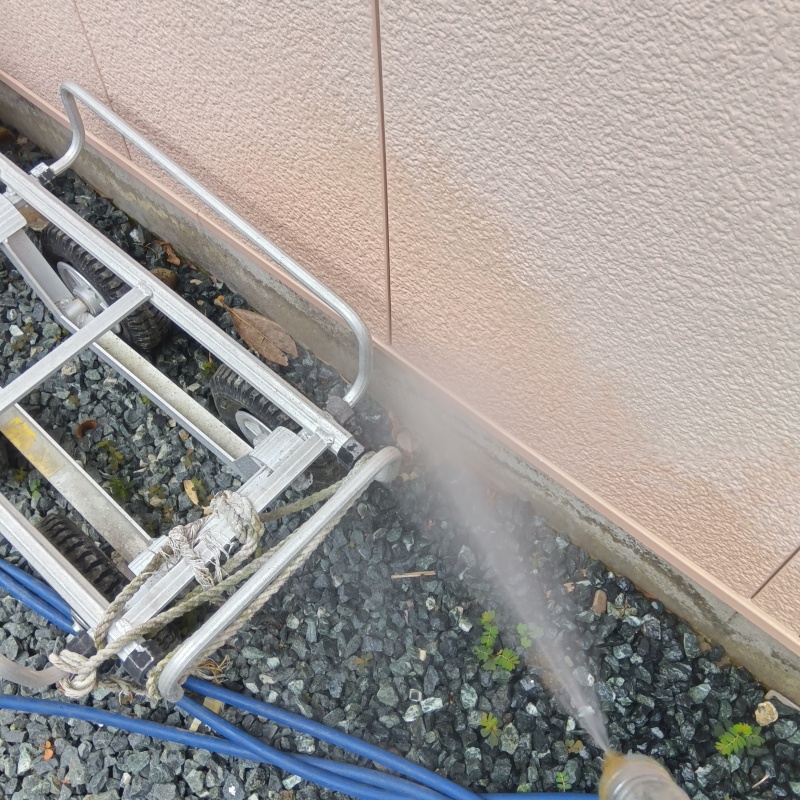 基礎まわりに防蟻剤を散布する様子