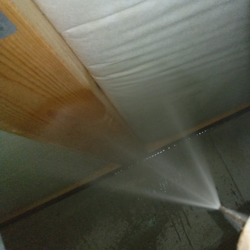 床下の木部に防蟻剤を散布