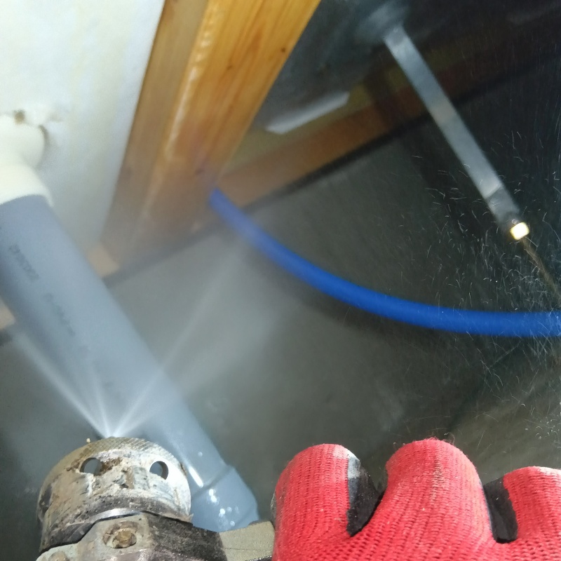 床下の木部に防蟻剤を散布