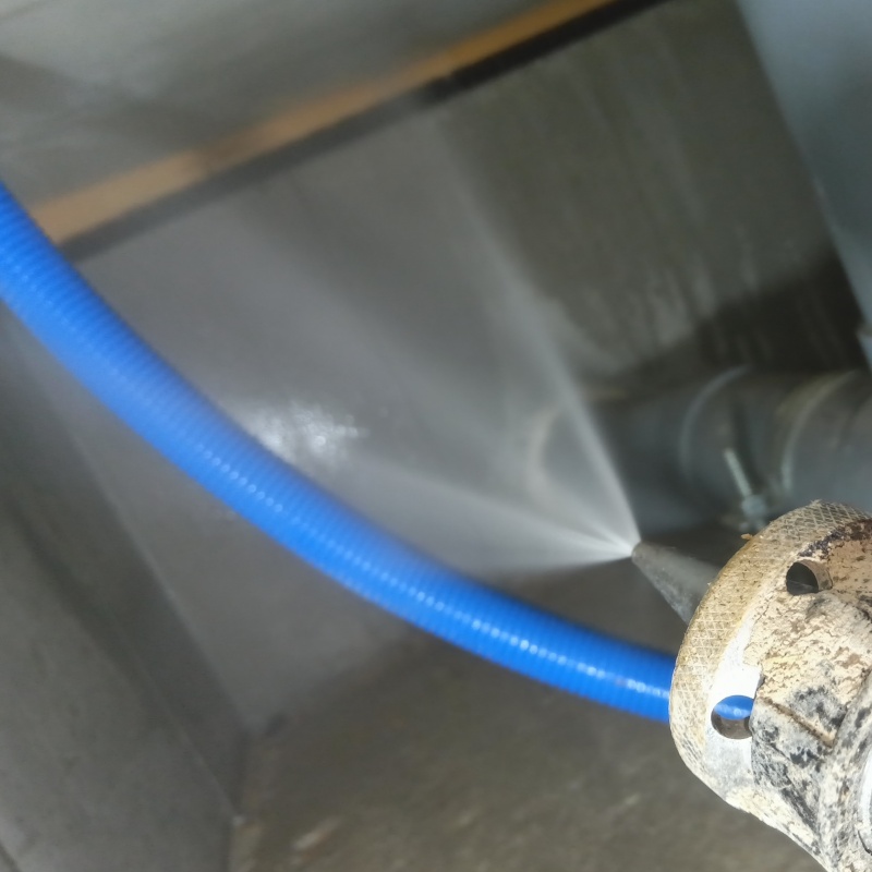 床下の基礎に防蟻剤を散布