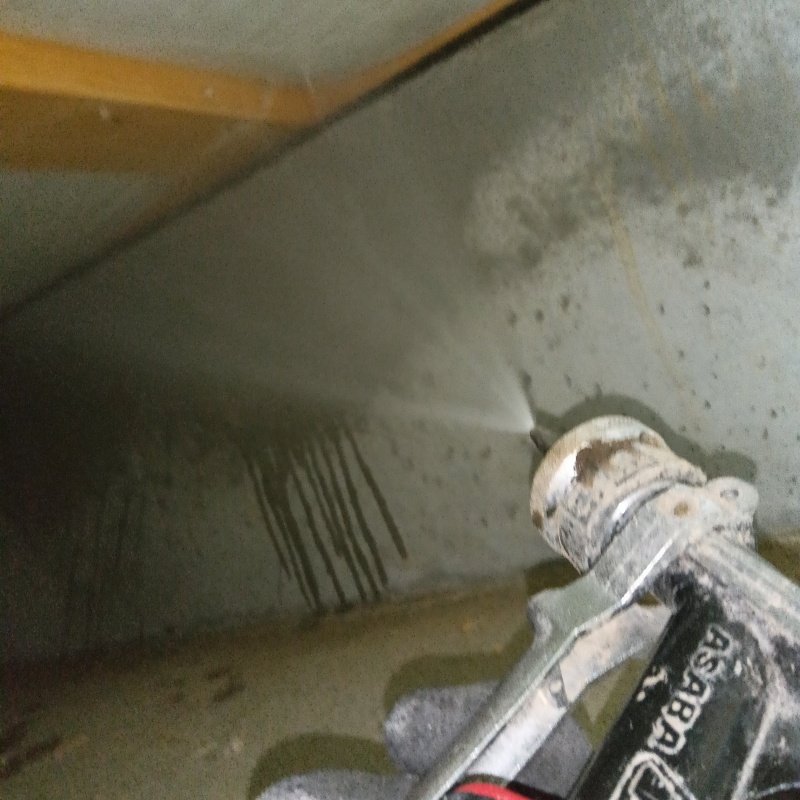 床下の基礎に防蟻剤を散布