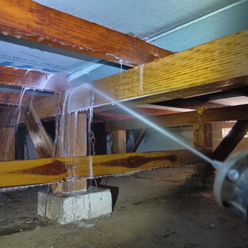 床下の木部にシロアリ駆除剤を散布