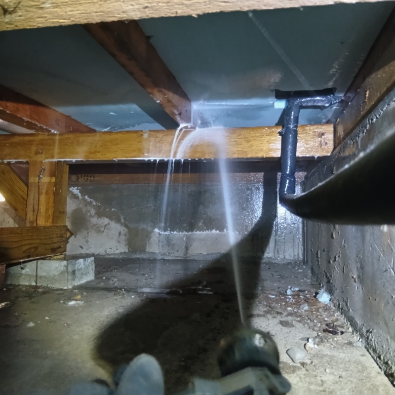 床下の木部にシロアリ駆除剤を散布