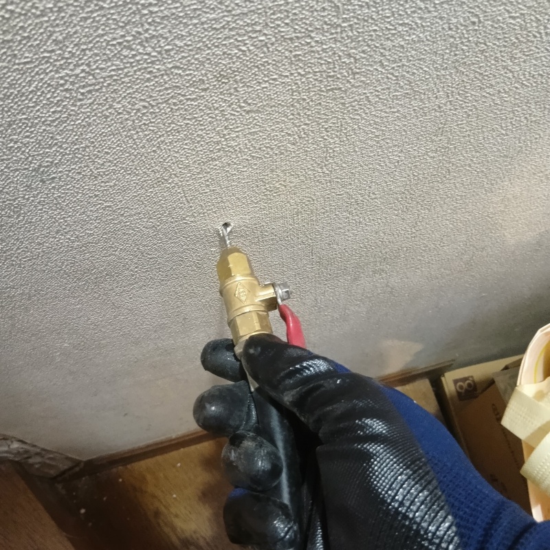 室内の壁にシロアリ駆除剤を注入