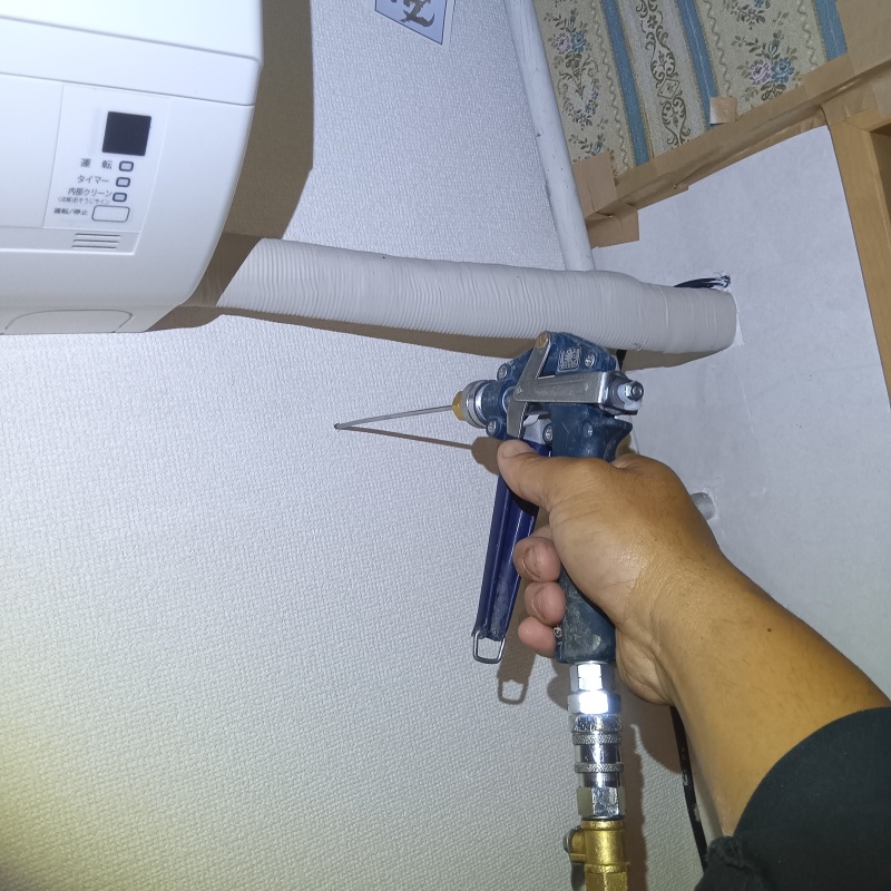 室内の壁にシロアリ駆除剤を注入