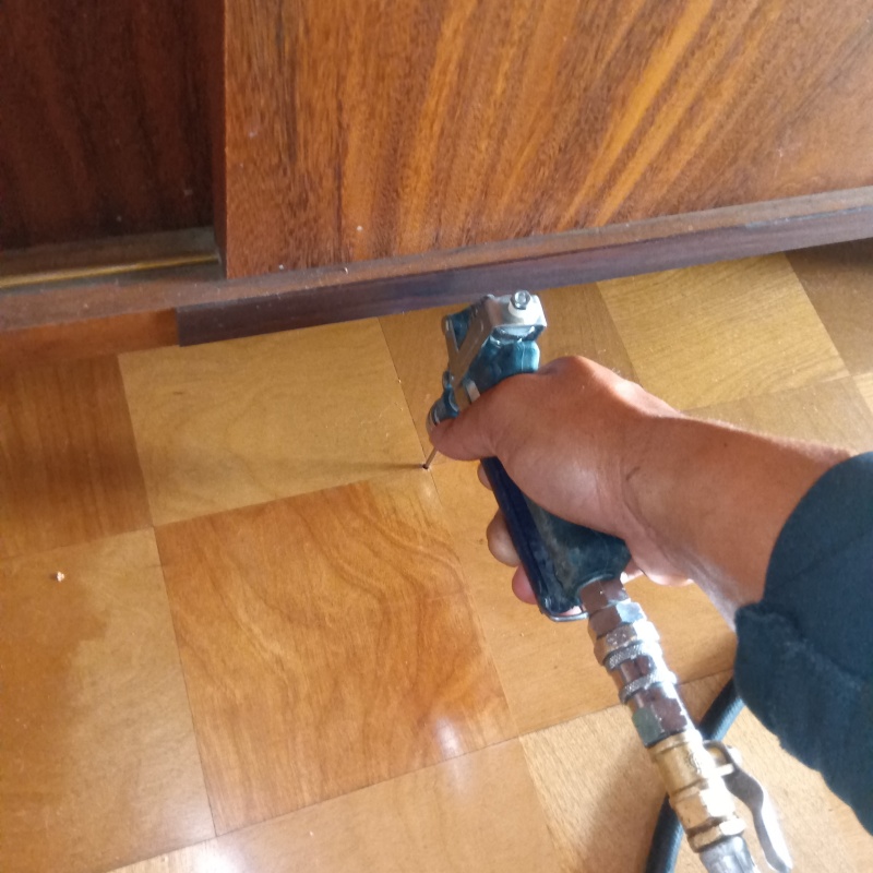 フローリングにシロアリ駆除剤を注入