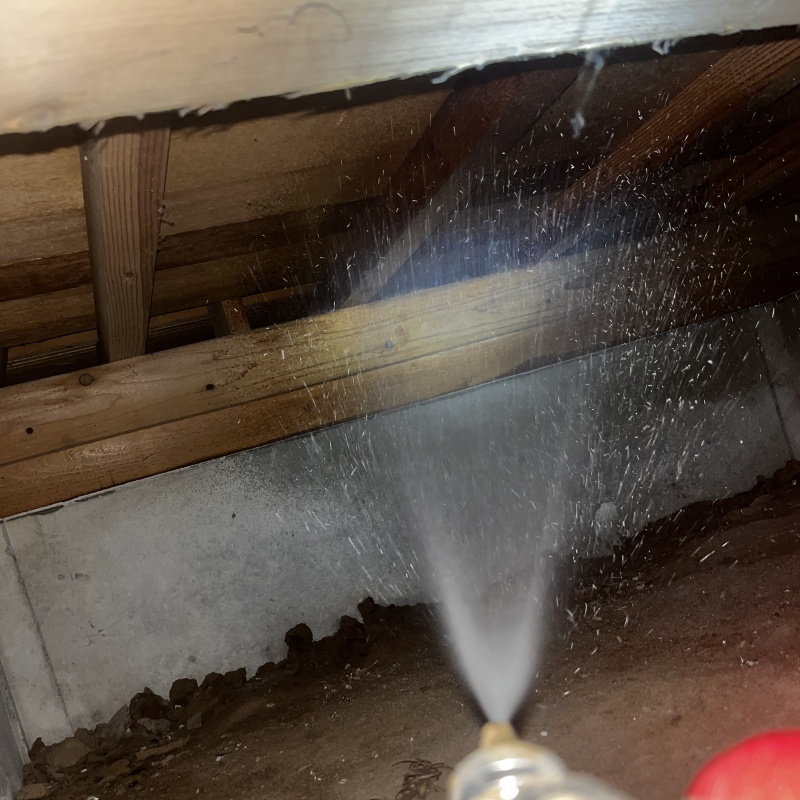 床下の木部にシロアリ駆除剤を散布