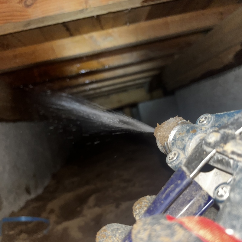 床下の木部にシロアリ駆除剤を散布