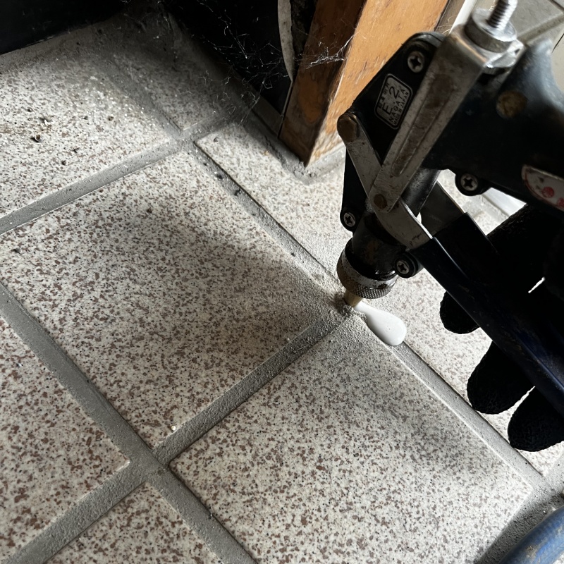 玄関の床タイルにシロアリ駆除剤を注入