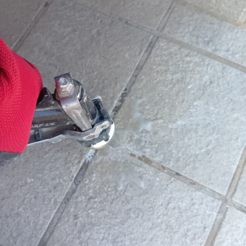 玄関の床タイルに防蟻剤を注入