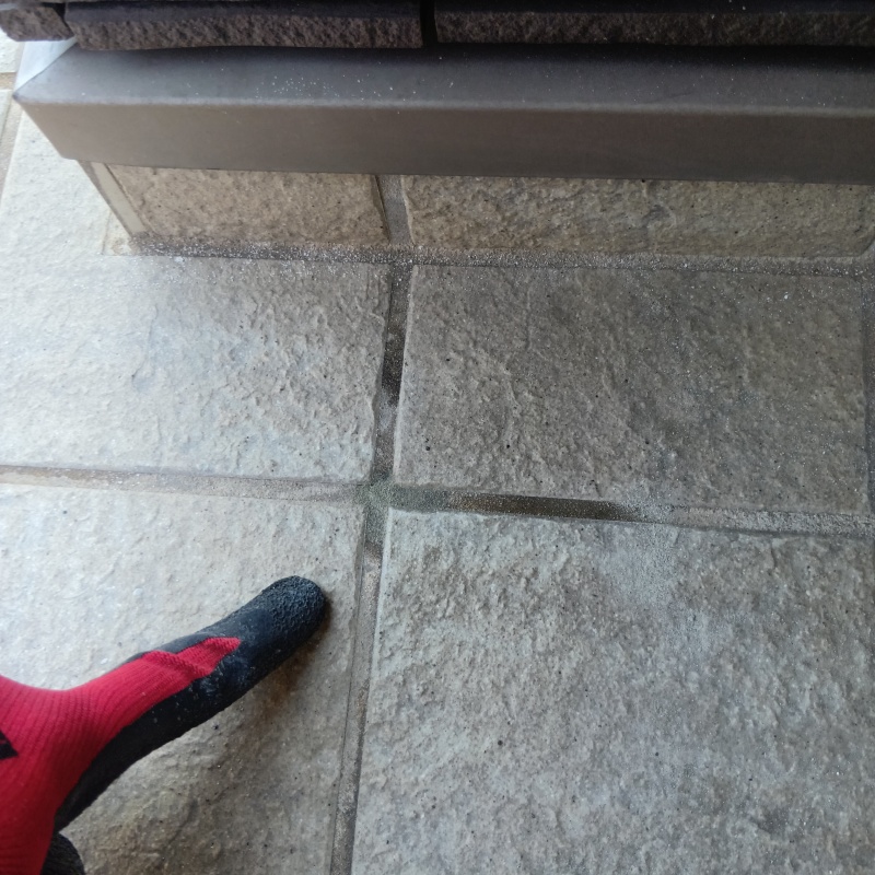 開けた穴をパテで補修