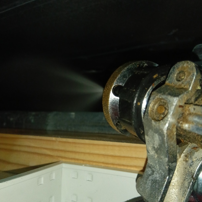 床下の木部にシロアリ駆除剤を散布