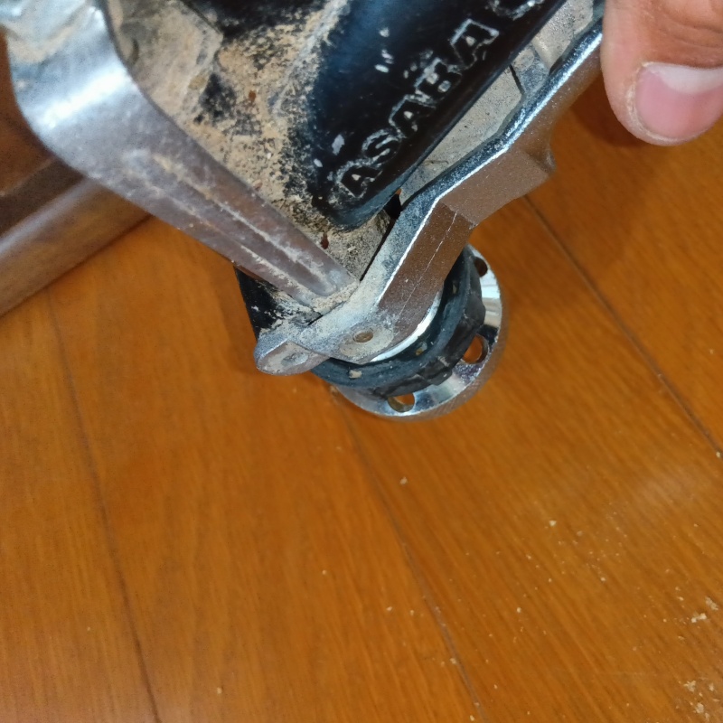 フローリングにシロアリ駆除剤を注入