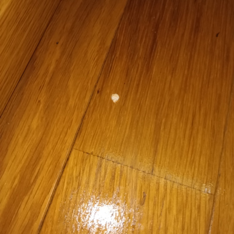 開けた穴をパテで補修