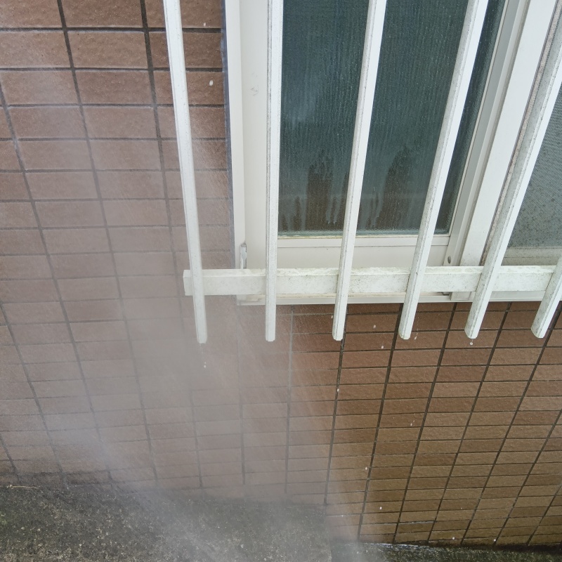 外壁にシロアリ駆除剤を散布