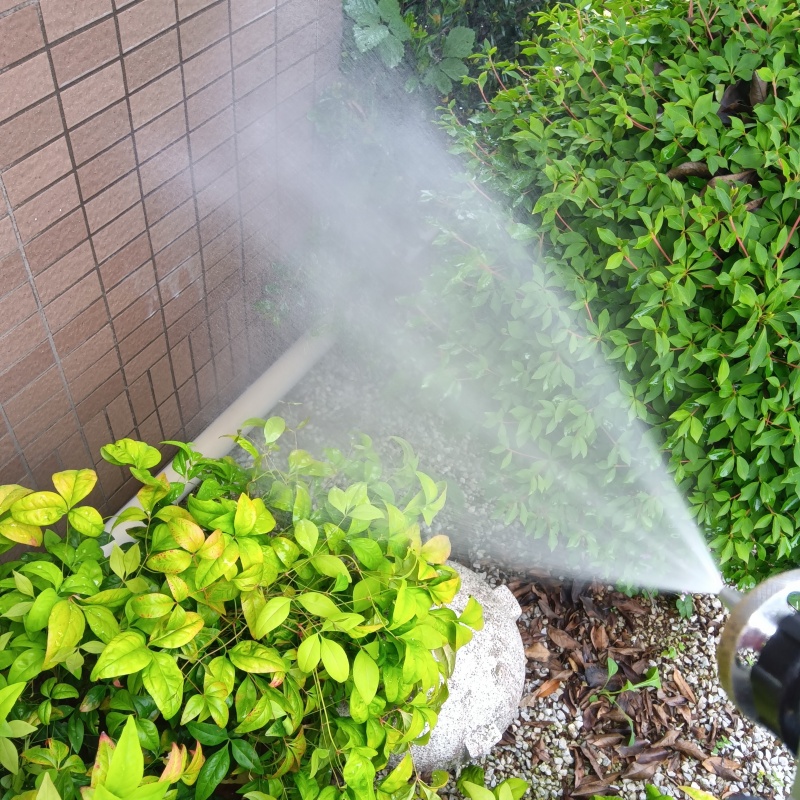 庭の土壌や草木にシロアリ駆除剤を散布