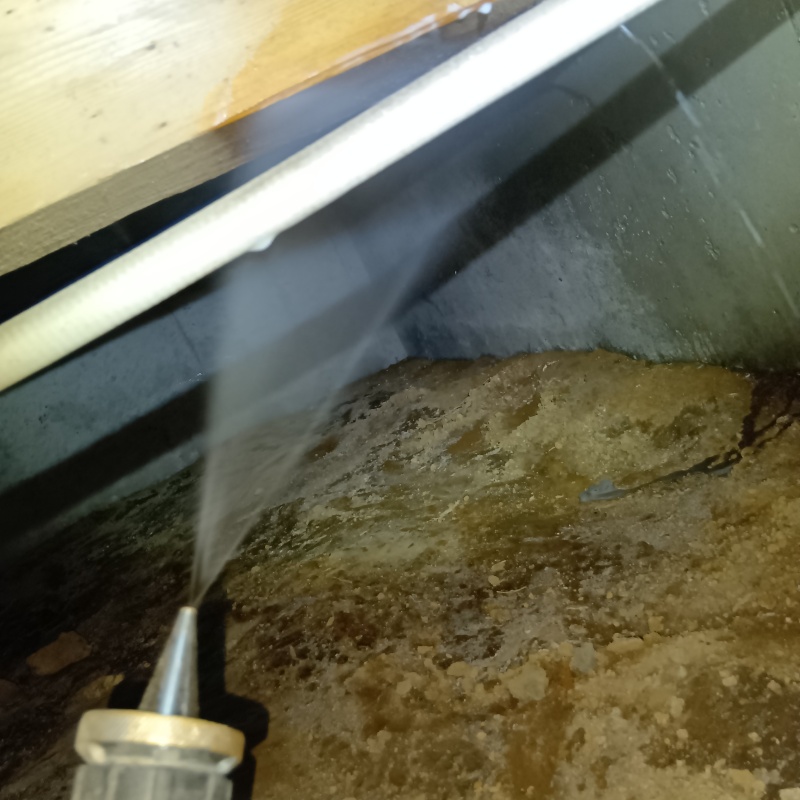 床下の木部にシロアリ駆除剤を散布