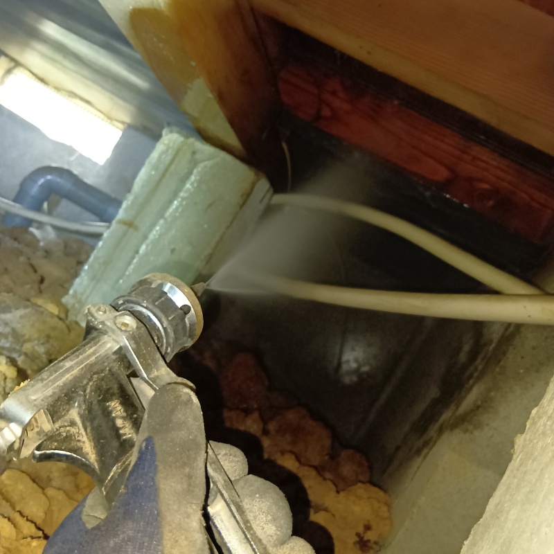 床下の木部にシロアリ駆除剤を散布