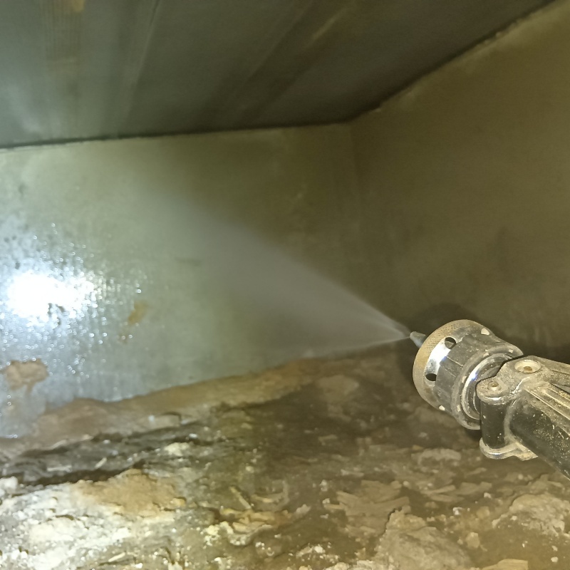 床下の土壌・基礎にシロアリ駆除剤を散布