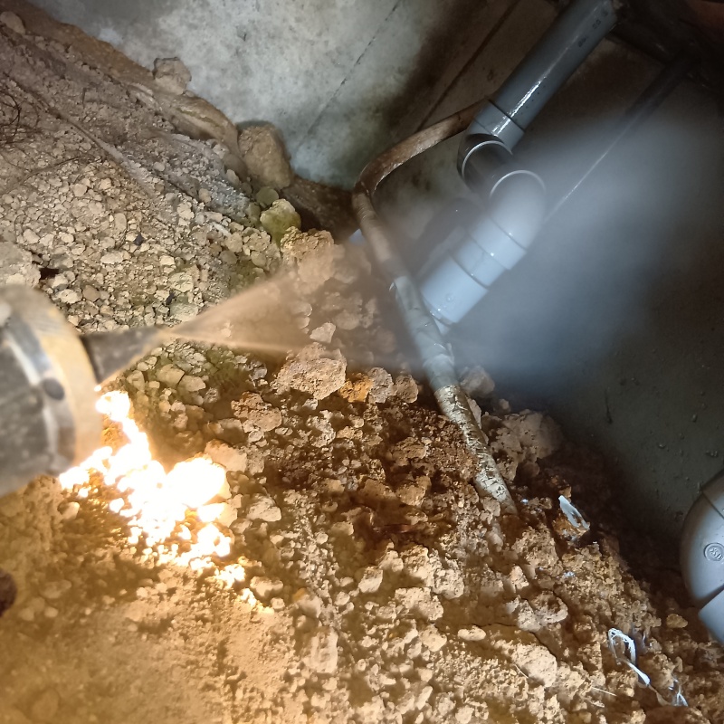 床下の土壌・配管にシロアリ駆除剤を散布