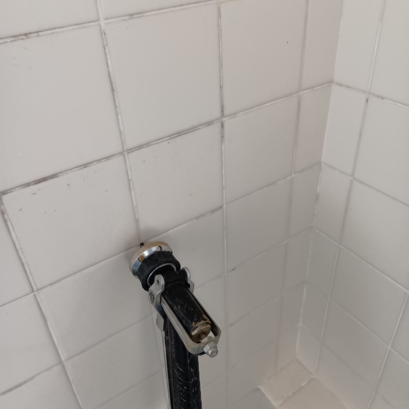 浴室の壁タイルにシロアリ駆除剤を注入