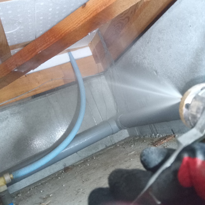 床下の木部に防蟻剤を散布