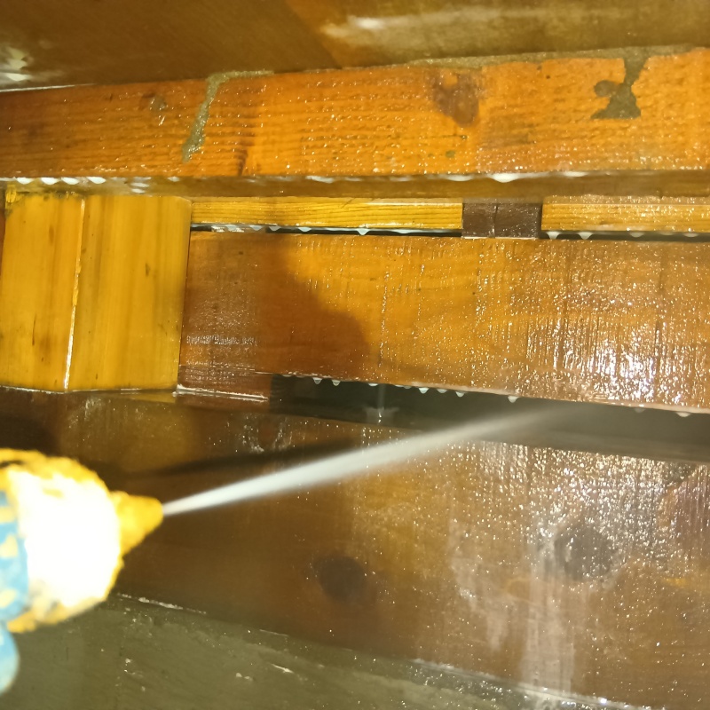 床下の木部にシロアリ駆除剤を散布