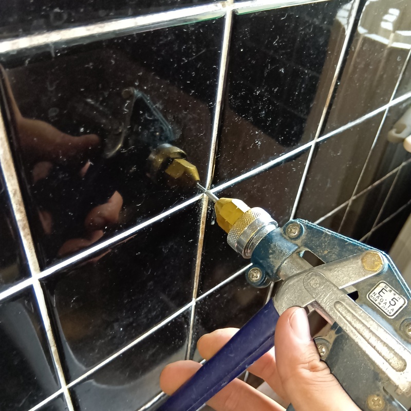 浴室の壁タイルにシロアリ駆除剤を注入