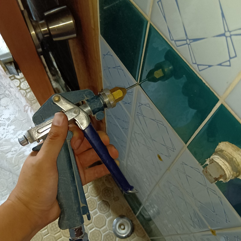 室内の壁タイルにシロアリ駆除剤を注入