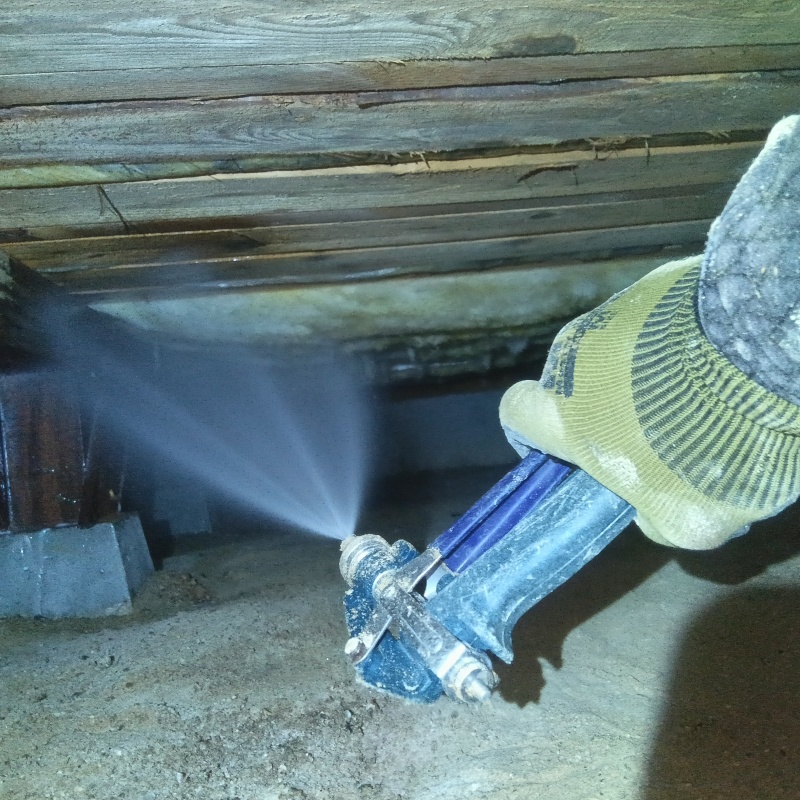 床下の木部にシロアリ駆除剤を散布