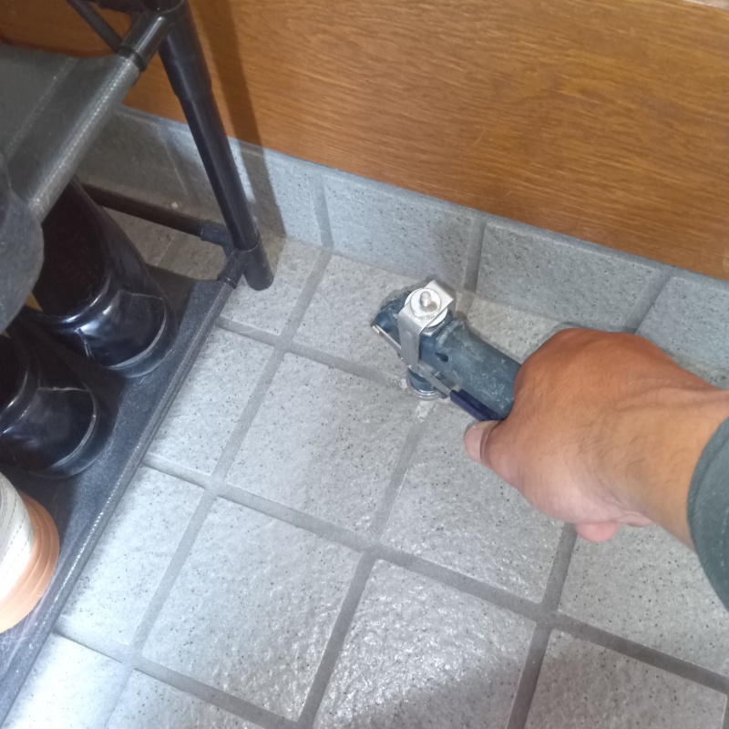 玄関の床タイルにシロアリ駆除剤を注入