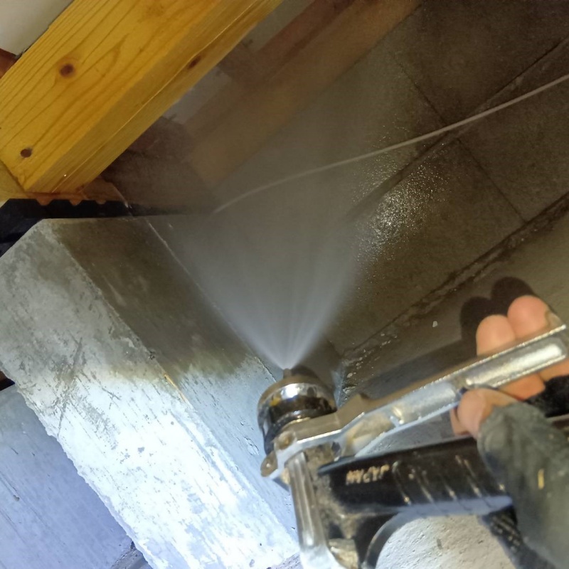 床下の木部に防蟻剤を散布