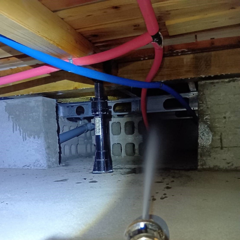 床下の基礎に防蟻剤を散布