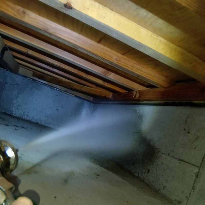 床下の基礎に防蟻剤を散布