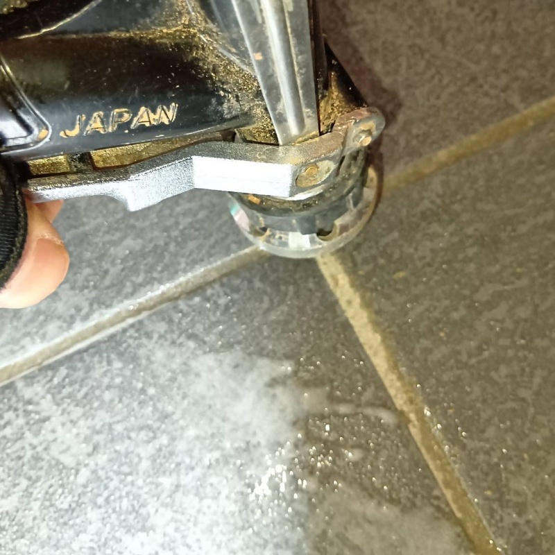 玄関の床タイルに防蟻剤を注入