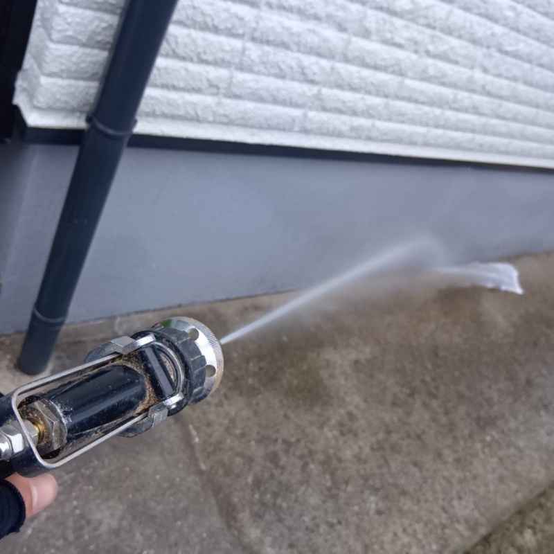 外壁の基礎に防蟻剤を散布