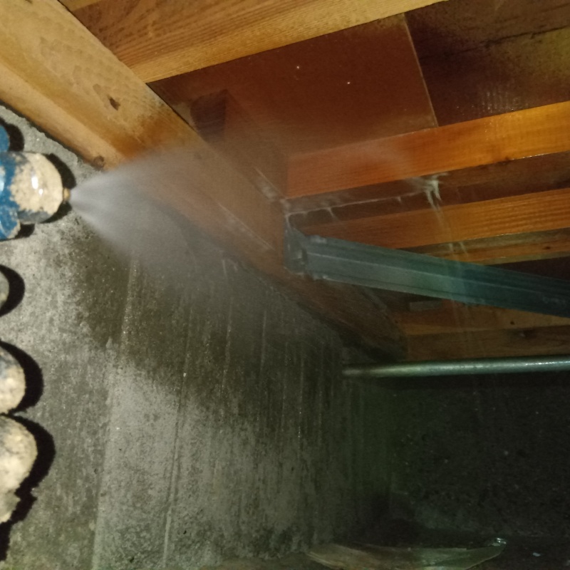 床下の木部にシロアリ駆除剤を散布