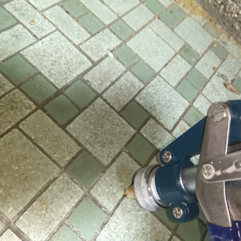 穿孔処理のために玄関の床を開口