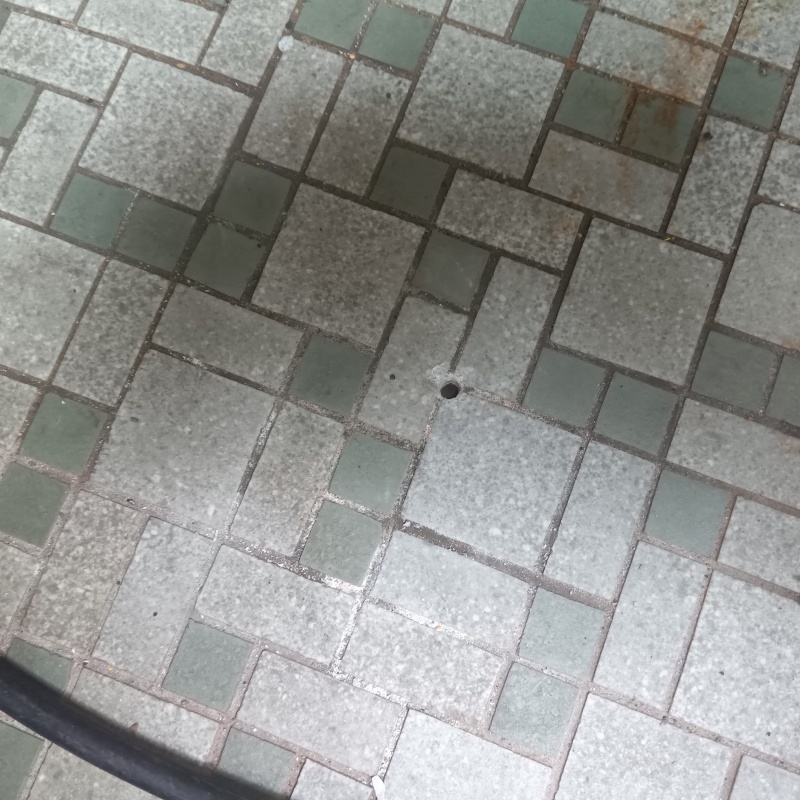 玄関の床タイルにシロアリ駆除剤を注入