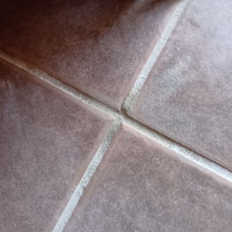 開けた穴をパテで補修