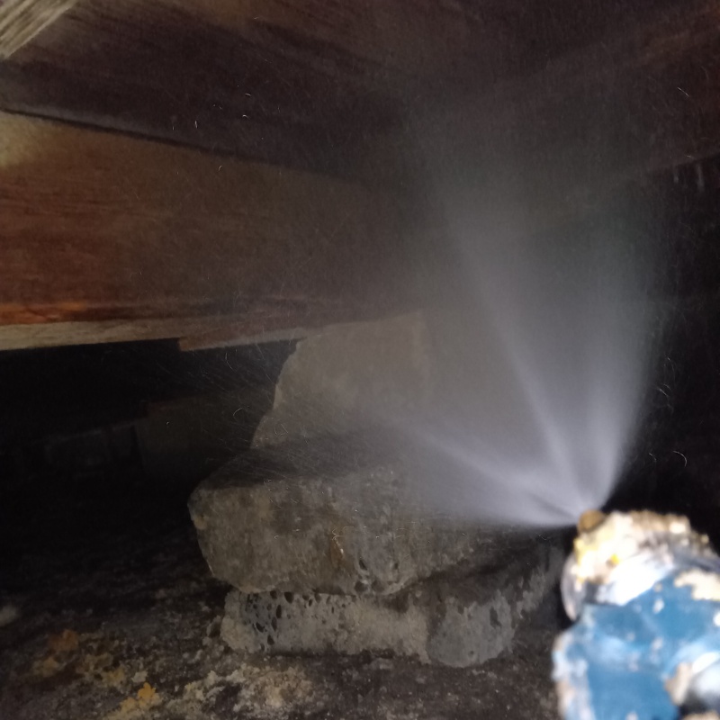 床下の木部にシロアリ駆除剤を散布