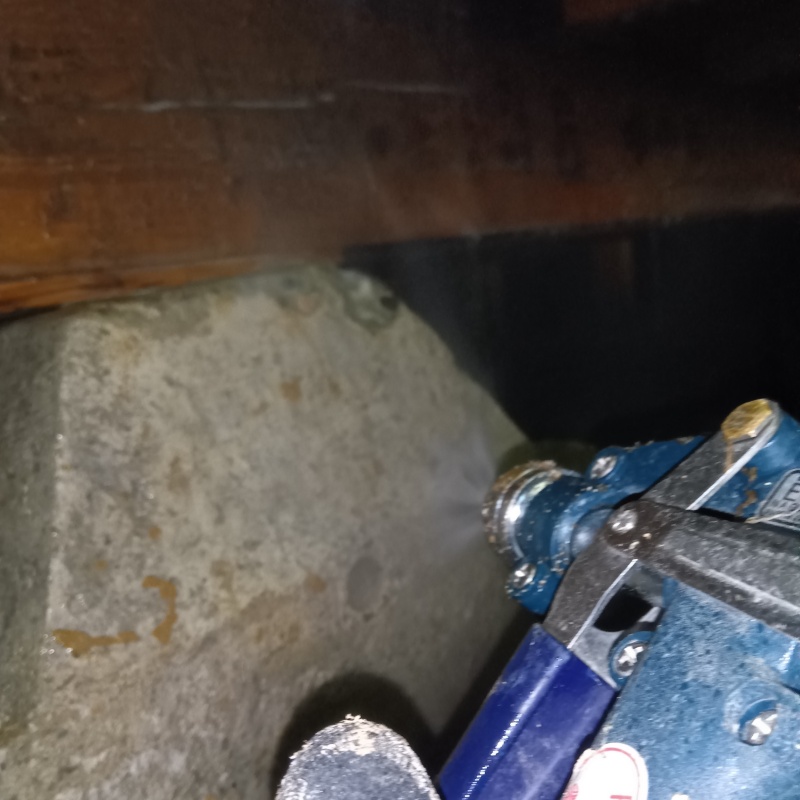 床下の束石に防蟻剤を散布