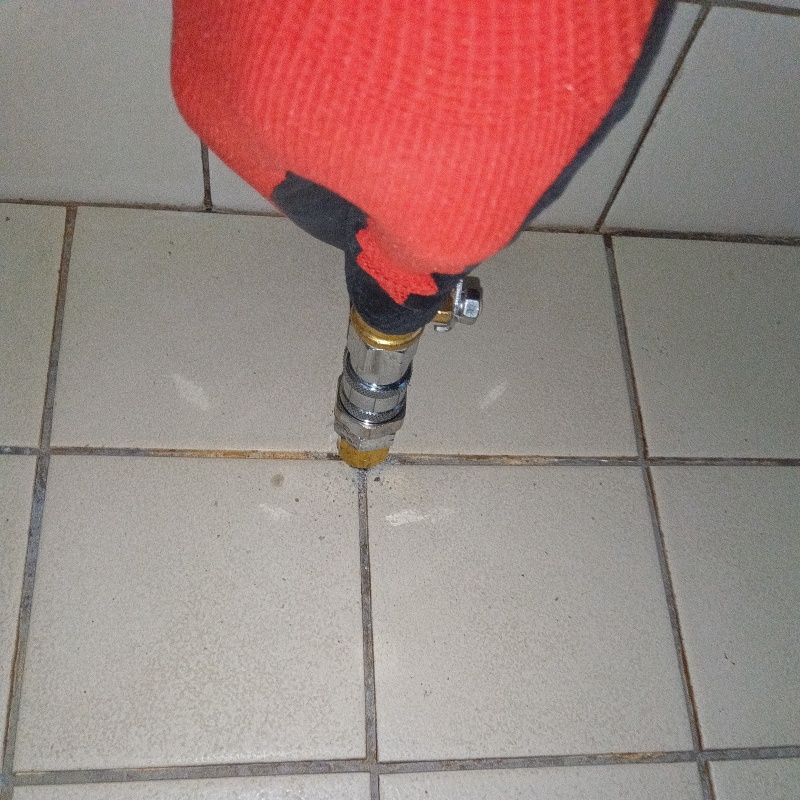 浴室の床タイルにシロアリ駆除剤を注入