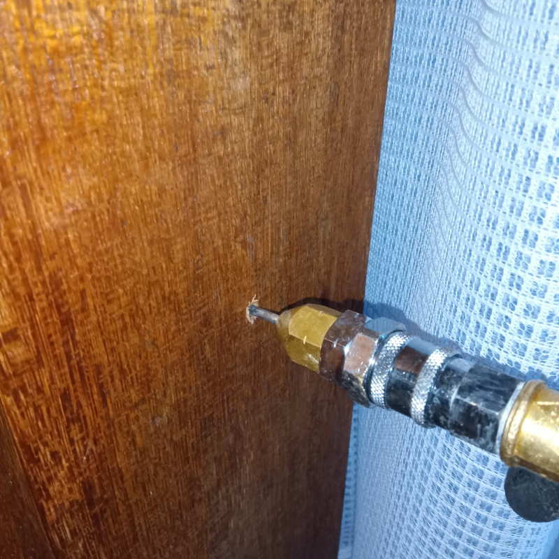 室内の壁にシロアリ駆除剤を注入