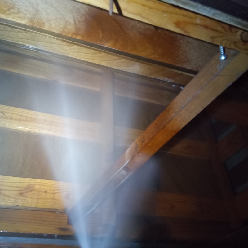 床下の木部に防蟻剤を散布