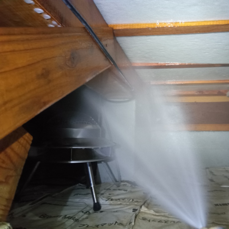 床下の木部に防蟻剤を散布