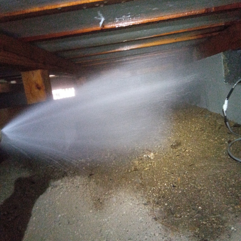 床下の土壌・基礎に防蟻剤を散布