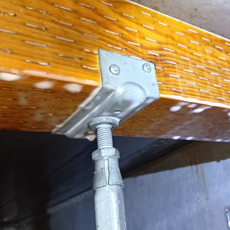 床下の木部に防蟻剤を散布